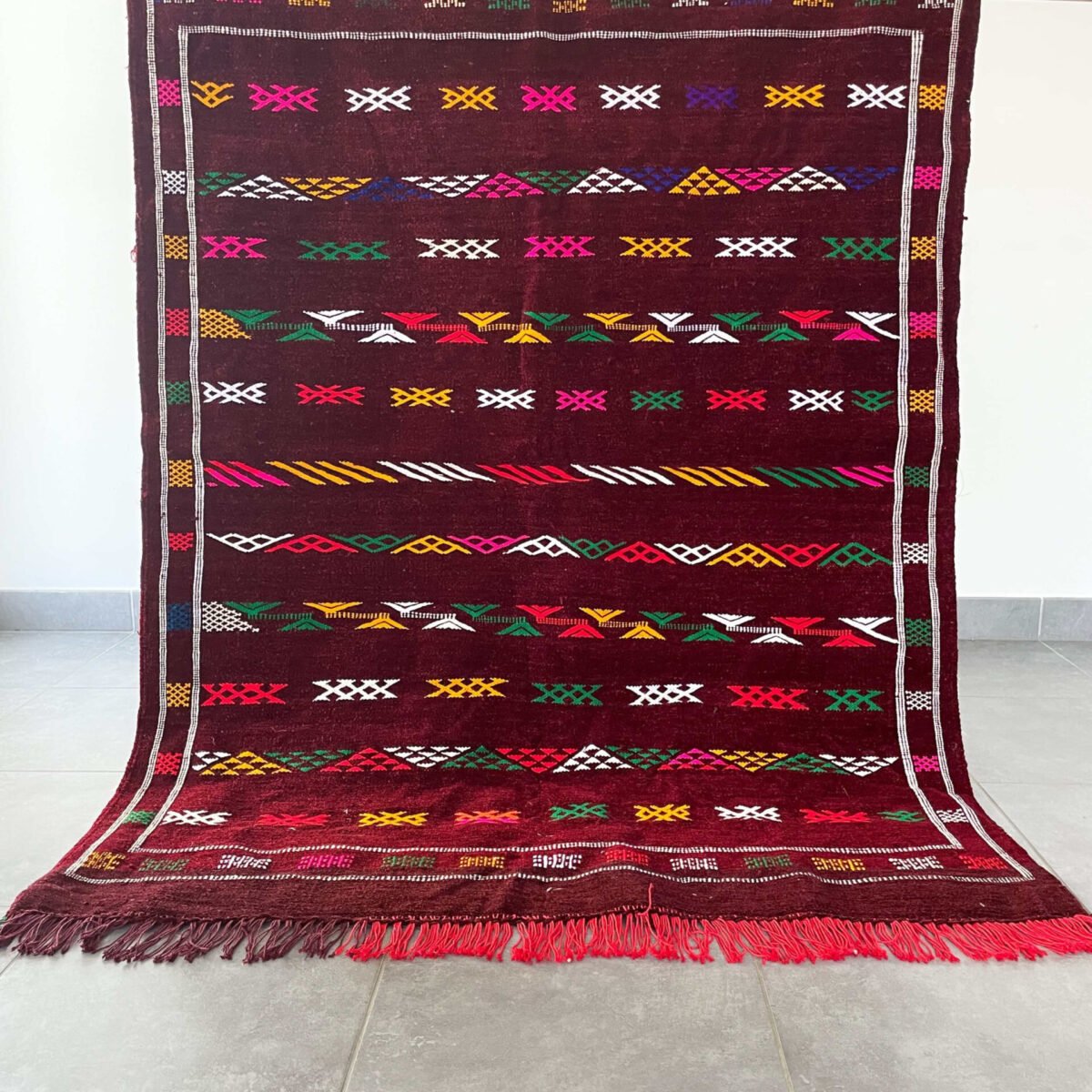 Ajoutez une touche d'authenticité à votre intérieur avec ce petit tapis berbère en laine naturelle. Parfait pour une chambre ou un bureau