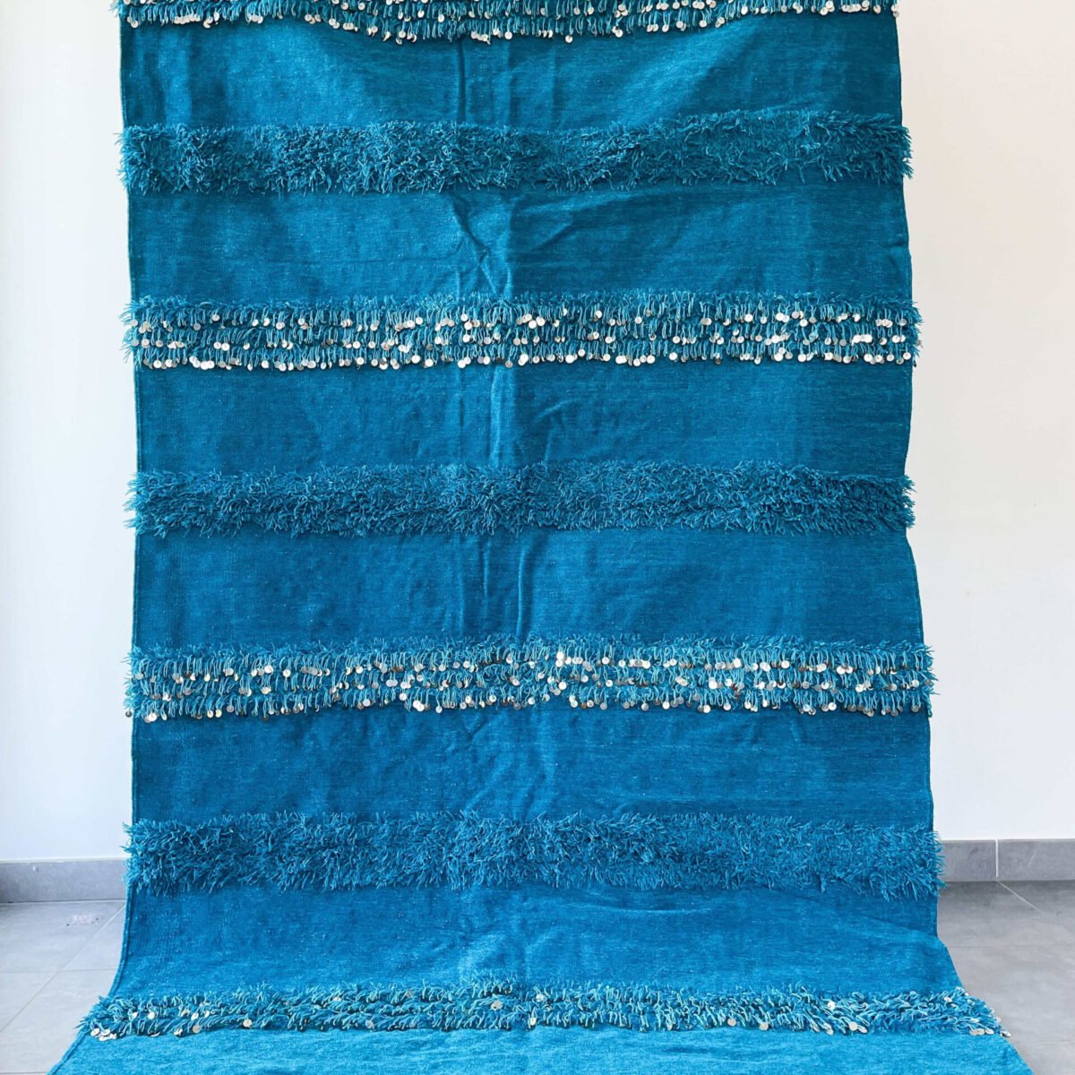 Sublimez votre intérieur avec cette couverture berbère bleue en laine et sequins. Fait main