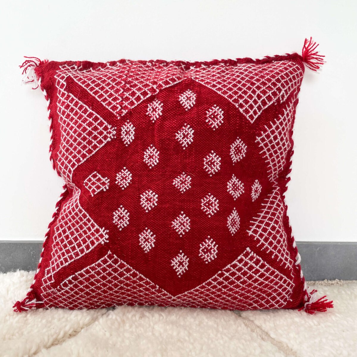 Coussin Berbère Losange Rouge et Pompons | 43x42 cm