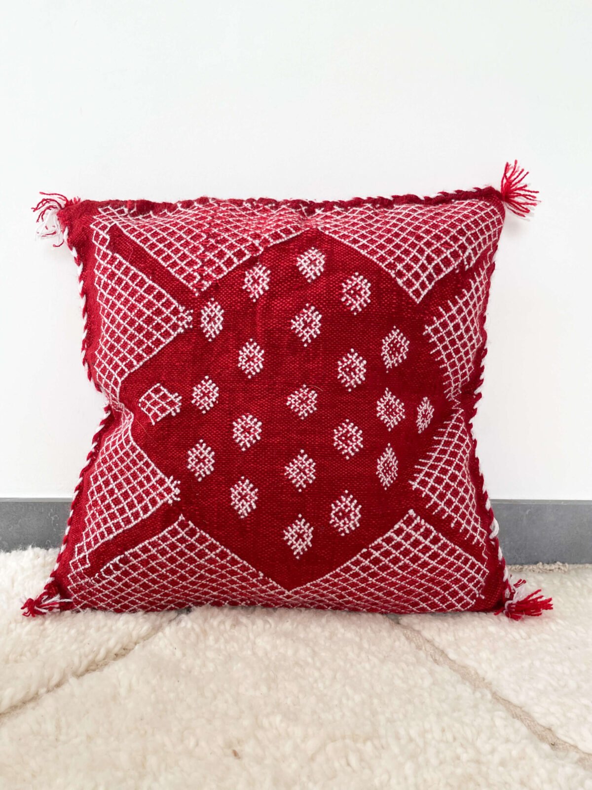 Coussin Berbère Losange Rouge et Pompons | 43x42 cm