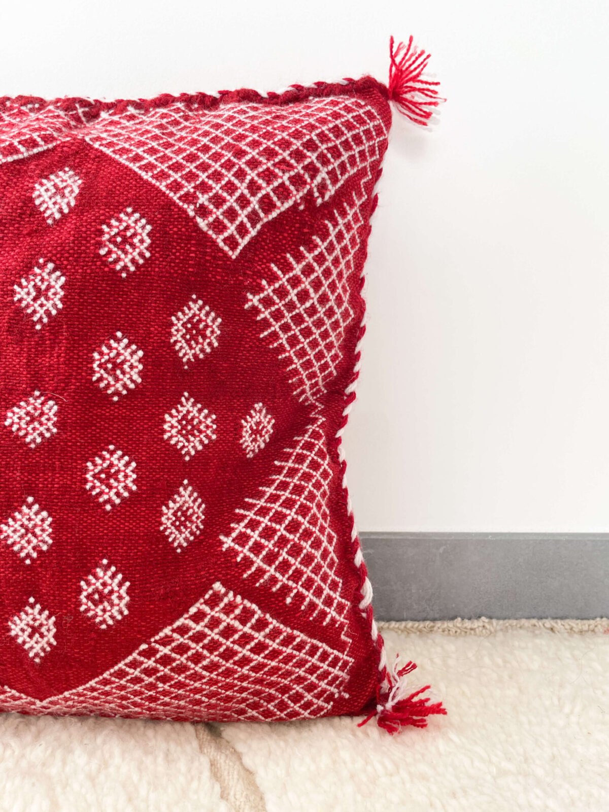 Coussin Berbère Losange Rouge et Pompons | 43x42 cm