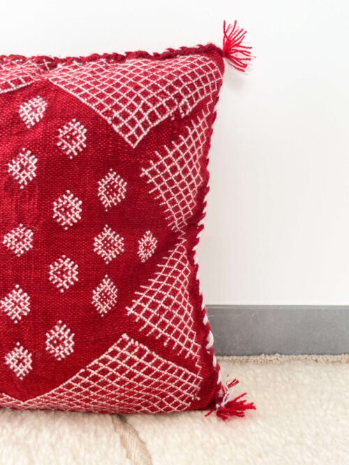 Coussin Berbère Losange Rouge et Pompons | 43x42 cm