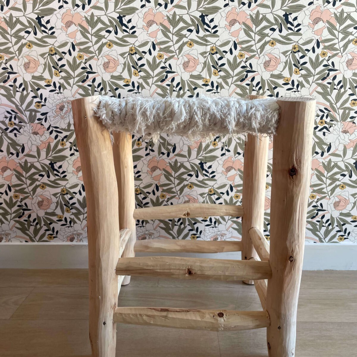 Authentique Tabouret Beldi Boucherouite Blanc | Bois de Laurier | Maroc