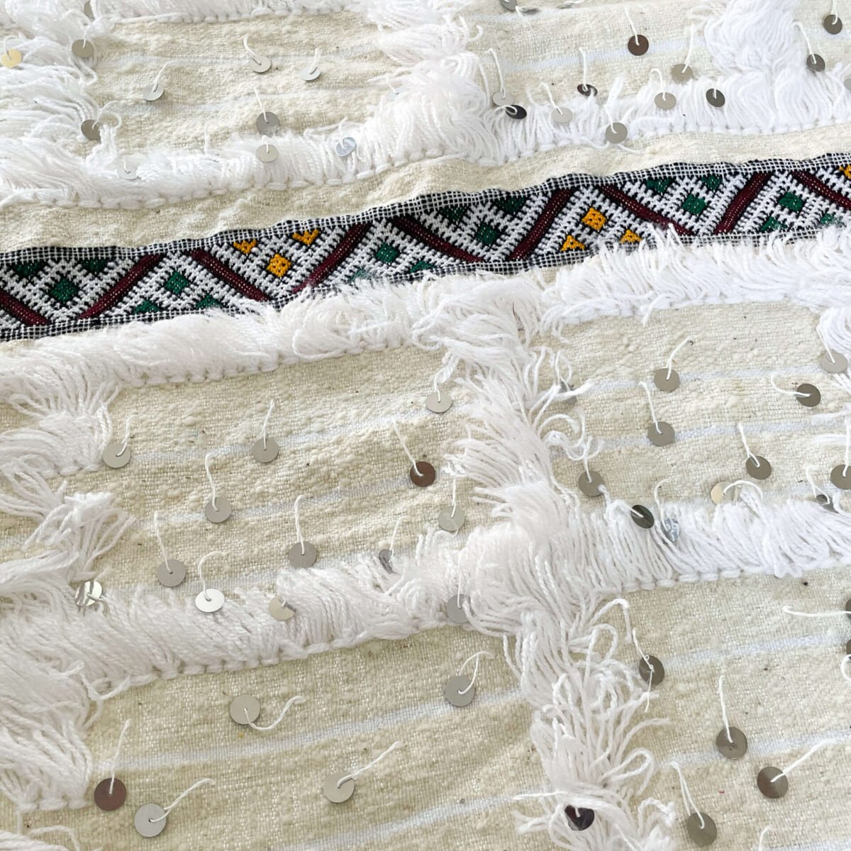 Charmante Couverture Berbère Blanche | Laine & Sequins | 120x95 cm