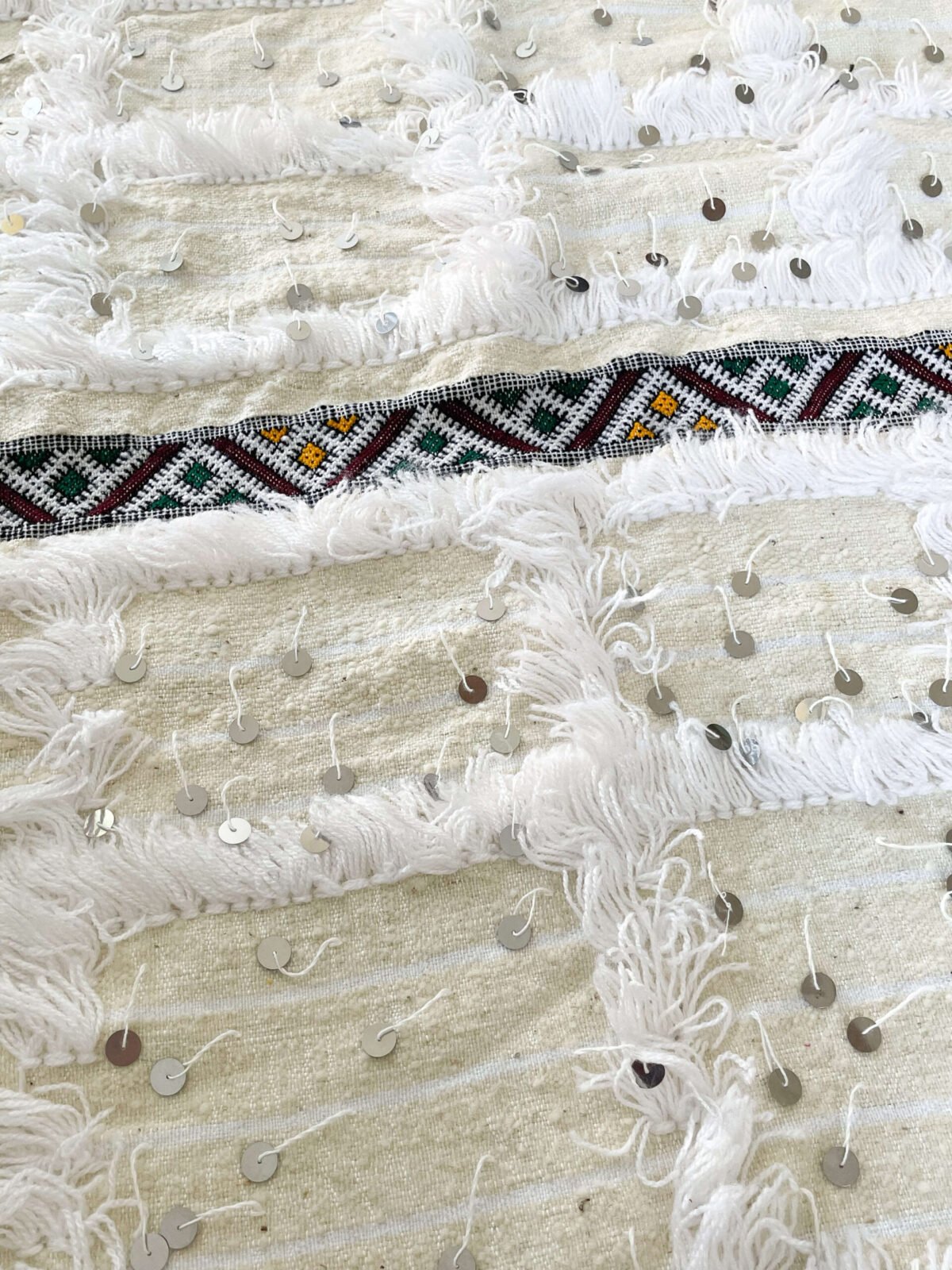 Charmante Couverture Berbère Blanche | Laine & Sequins | 120x95 cm