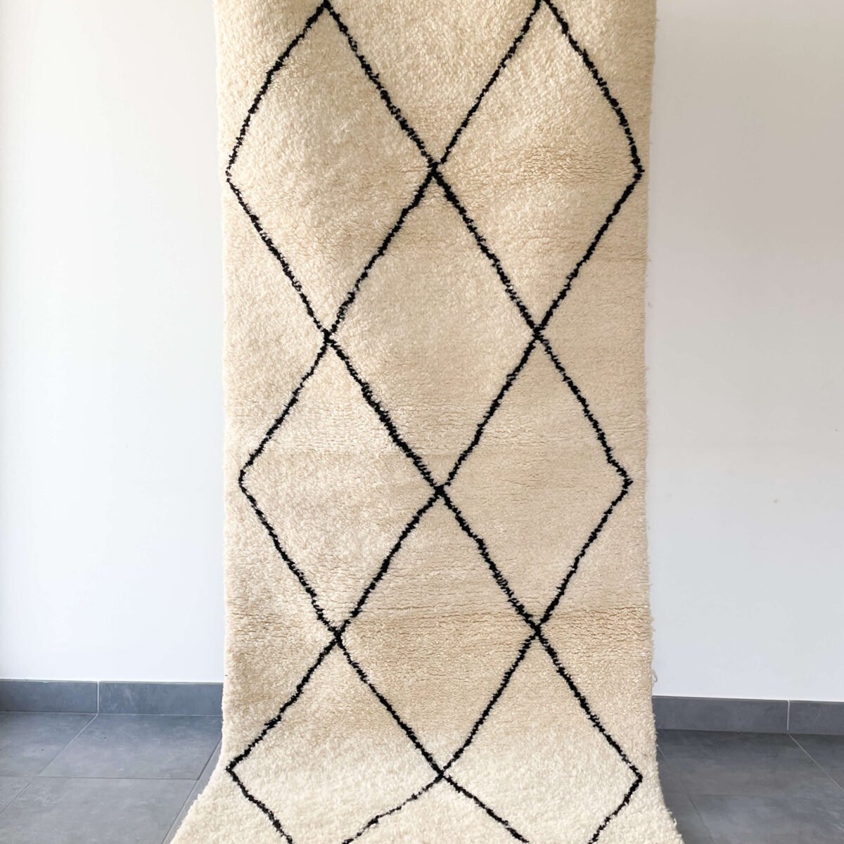 Habillez votre couloir avec élégance grâce à ce tapis en laine naturelle de style berbère. Une pièce unique