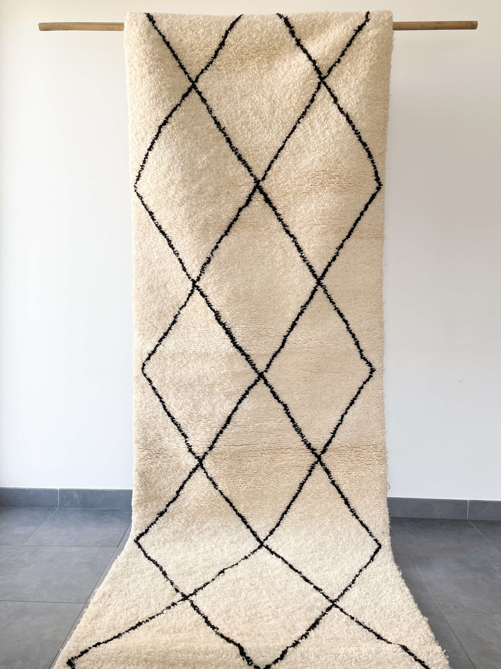 Tapis berbère Couloir en Laine Habillez votre couloir avec élégance grâce à ce tapis en laine naturelle de style berbère. Une pièce unique