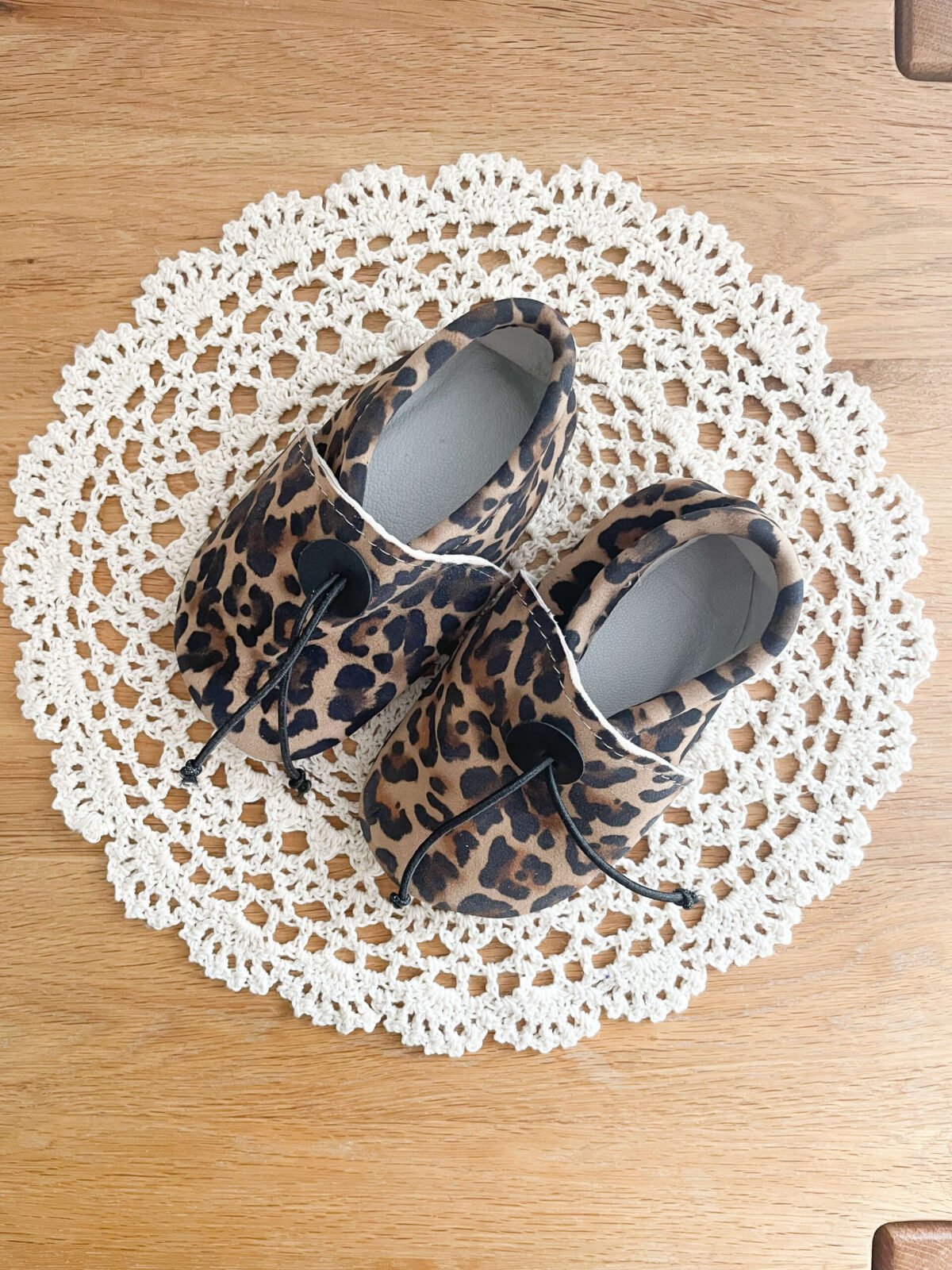 Chaussons Léopard Enfant Foncés en Cuir Souple | Pointures 22-24