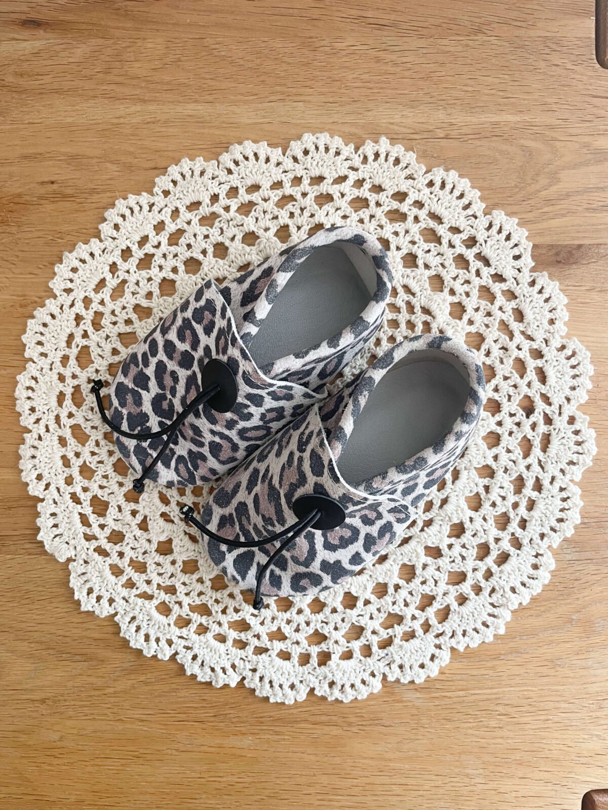 Chaussons Léopard Enfant en Cuir Souple | Ajustables | Pointures 22-24