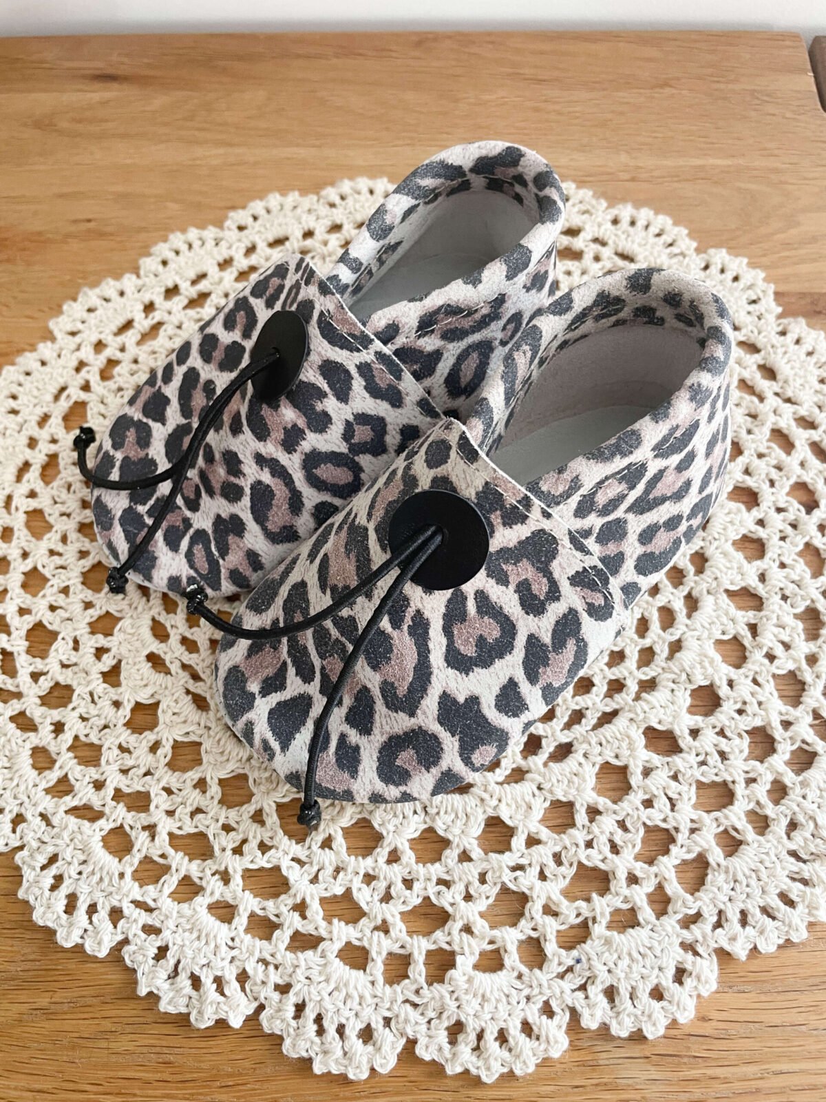 Chaussons Léopard Enfant en Cuir Souple | Ajustables | Pointures 22-24