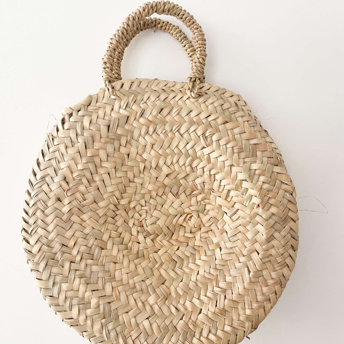 Ce petit panier rond en osier, tressé à la main, est idéal pour une touche naturelle dans votre décoration ou pour ranger vos petits trésors.