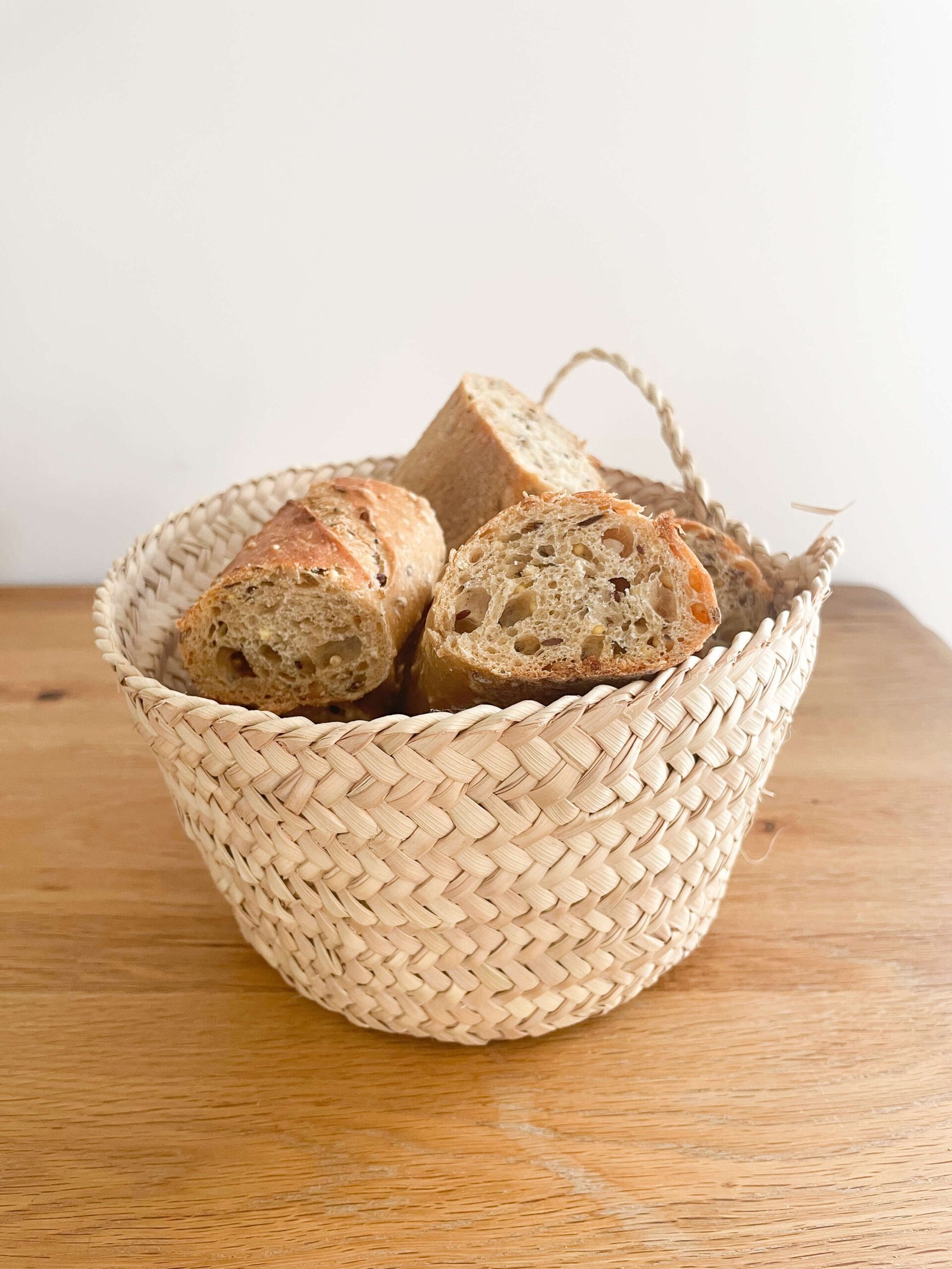 Panier à Pain Osier Tressé Le panier à pain en osier tressé est bien plus qu’un simple contenant. Il incarne une tradition artisanale, un savoir-faire transmis de génération en génération. Que ce soit dans une boulangerie artisanale ou sur une table de petit-déjeuner rustique, ce panier évoque immédiatement l’authenticité et le naturel. L’osier, matériau noble et écologique, est tressé à la main pour créer des objets uniques, durables et esthétiques. Ce type de panier apporte une touche chaleureuse à toute présentation de pain.