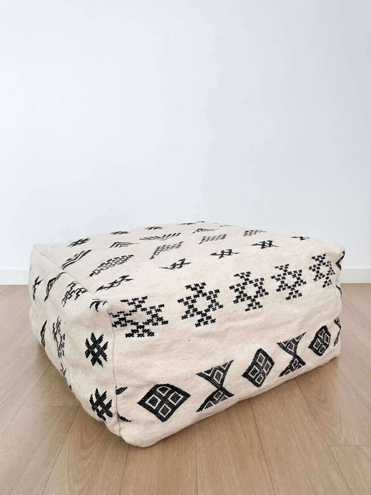 Pouf Laine Noir et Blanc Berbère Élégant | 66x66x28cm | Fait Main