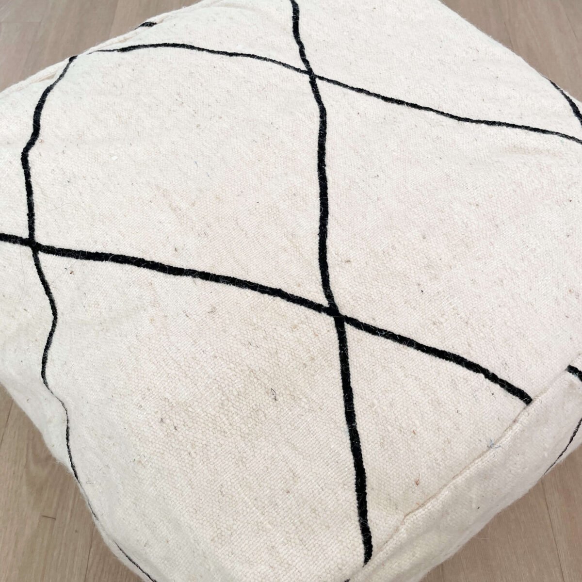 Pouf Laine Noir et Blanc Design Berbère Moderne | 60x60x26cm | Fait Main