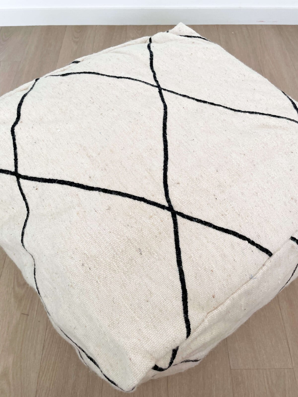 Pouf Laine Noir et Blanc Design Berbère Moderne | 60x60x26cm | Fait Main