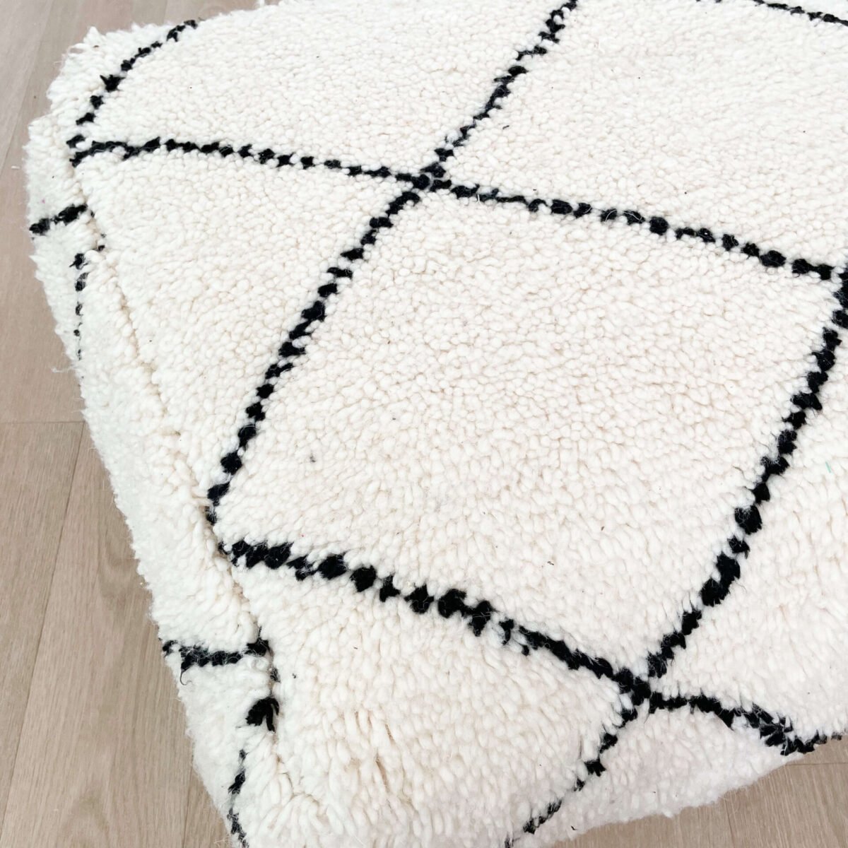 Pouf Berbère Noir et Blanc en Laine Naturelle | 60x60x25cm | Fait Main