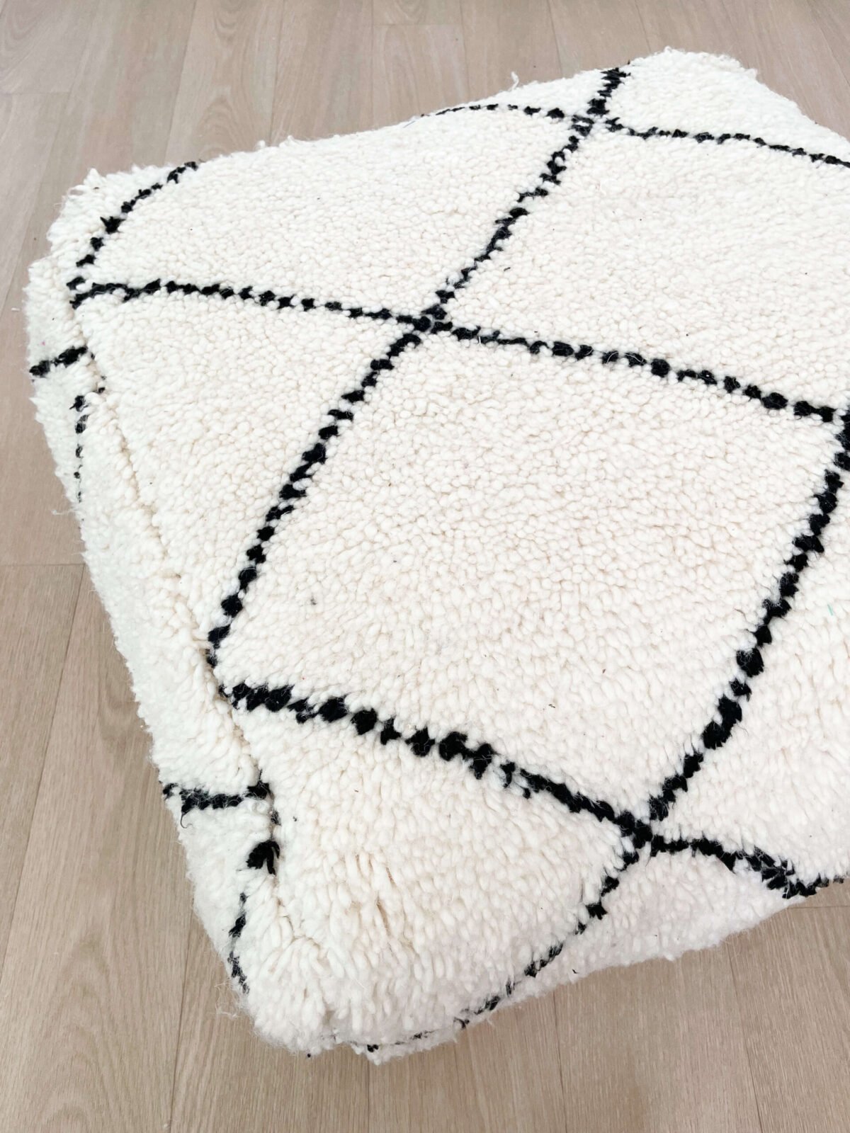 Pouf Berbère Noir et Blanc en Laine Naturelle | 60x60x25cm | Fait Main