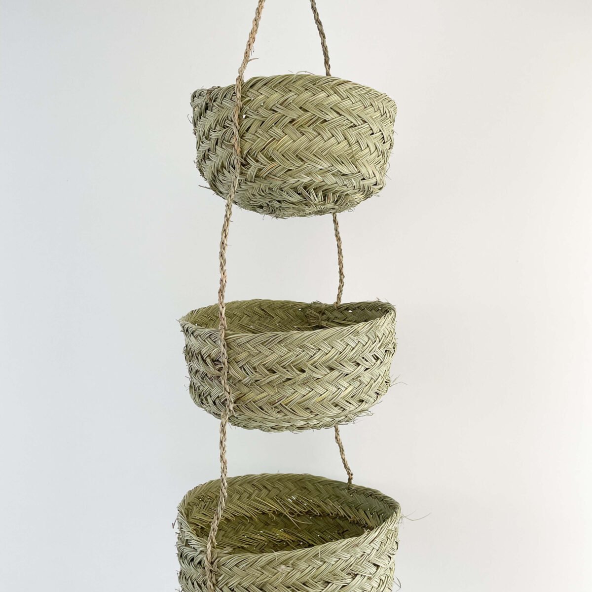 Triple panier gigogne à suspendre, en fibres naturelles, fabriqué à la main au Maroc.
