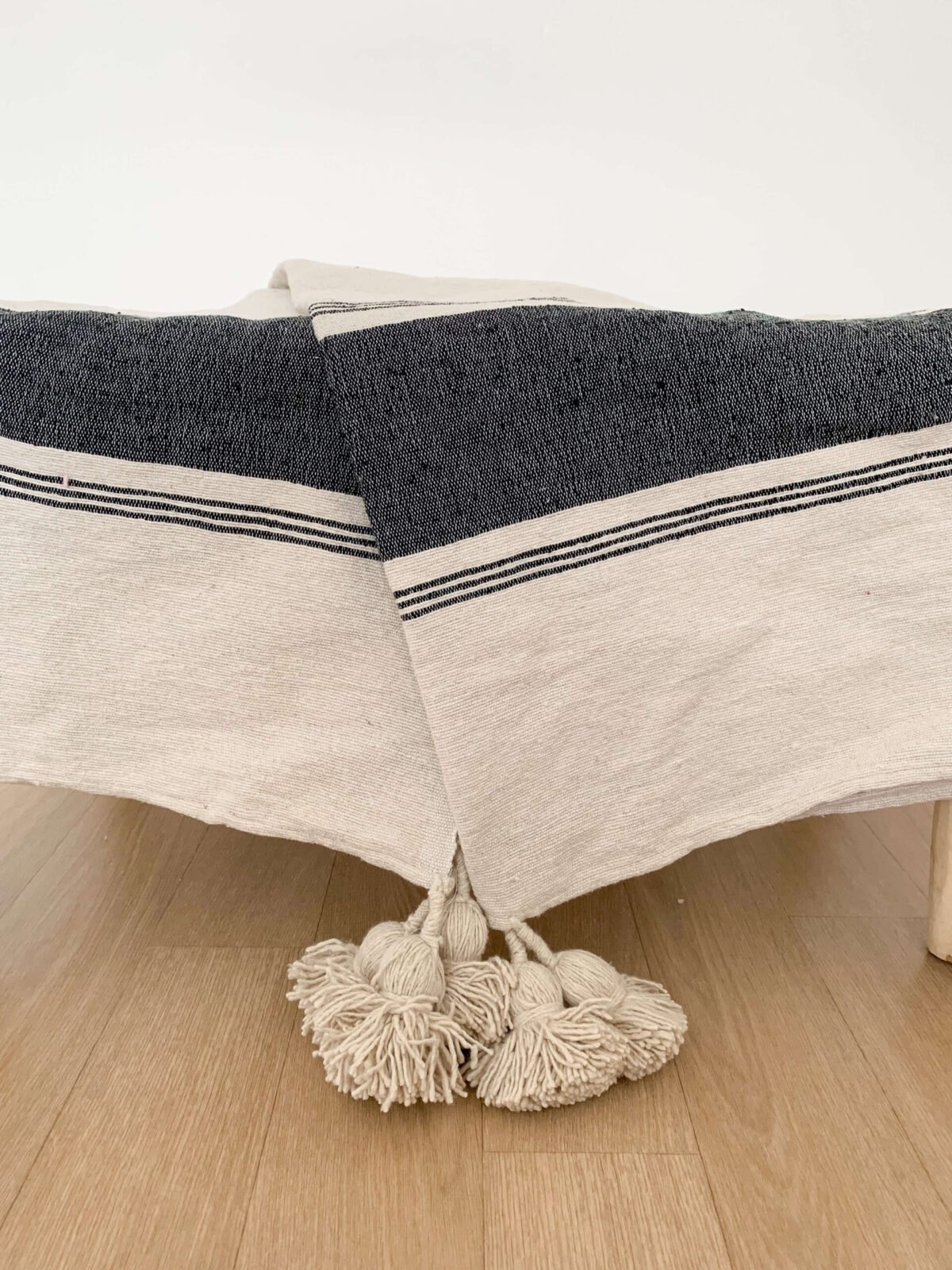 Plaid à pompons beige à rayures et bandes gris foncé