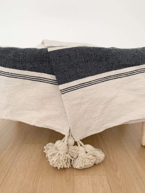 Plaid à pompons beige à rayures et bandes gris foncé
