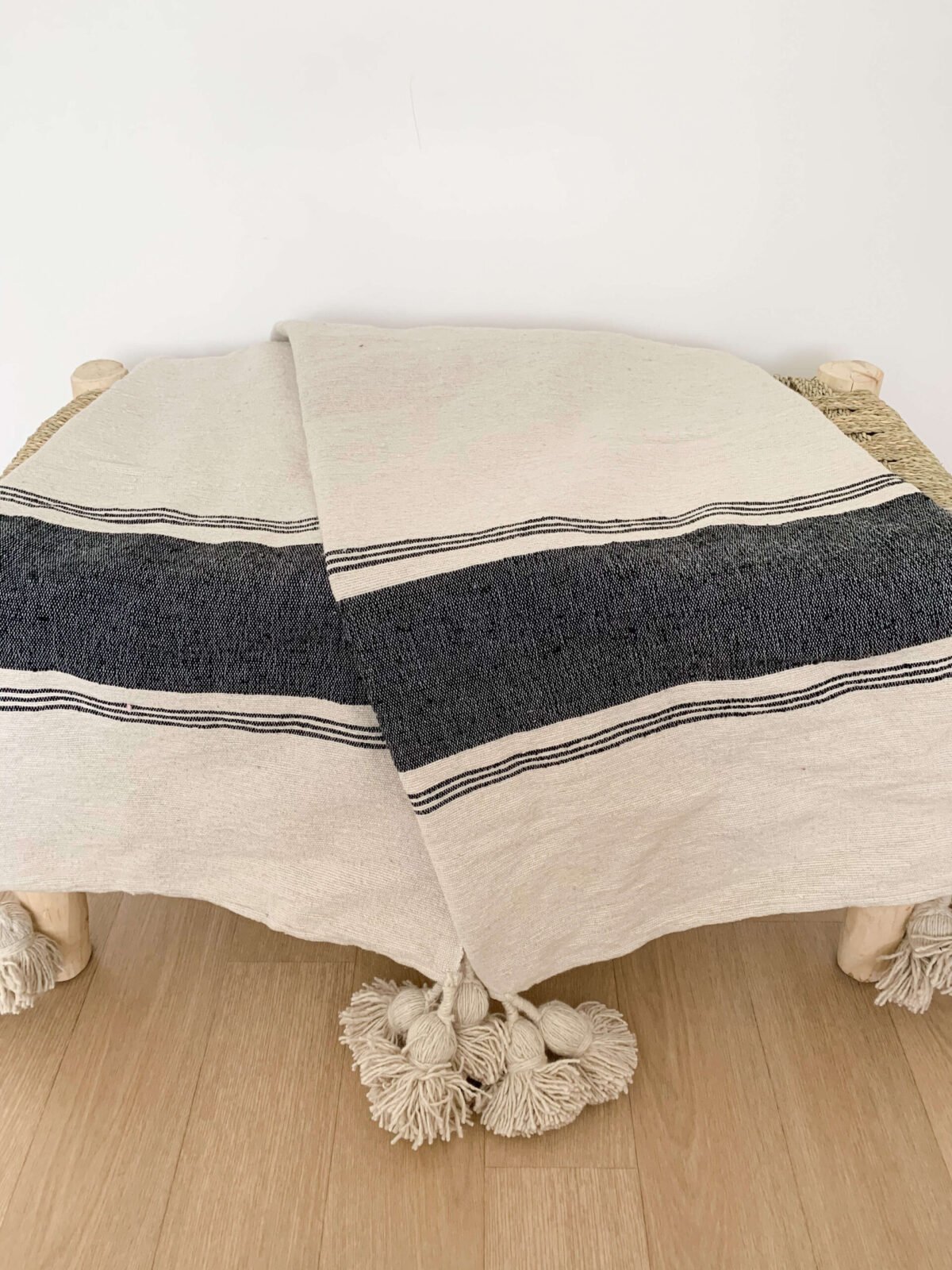 Plaid à pompons beige à rayures et bandes gris foncé