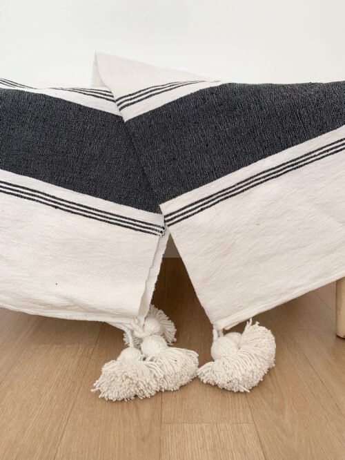 Plaid à pompons écru bandes et rayures gris foncé