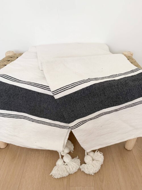 Plaid à pompons écru bandes et rayures gris foncé