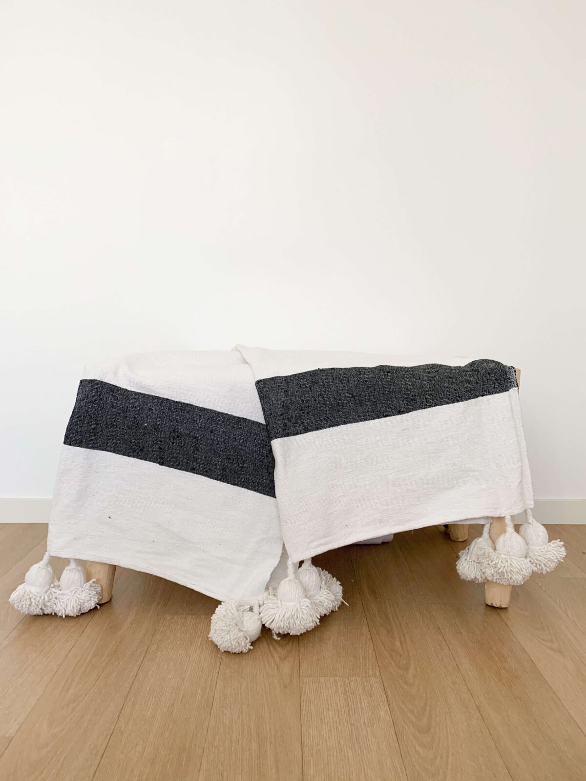 Plaid à pompons écru et bandes gris foncé