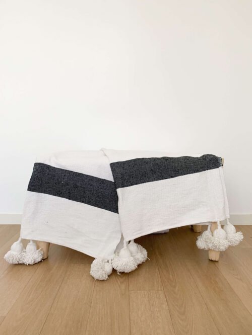 Plaid à pompons écru et bandes gris foncé