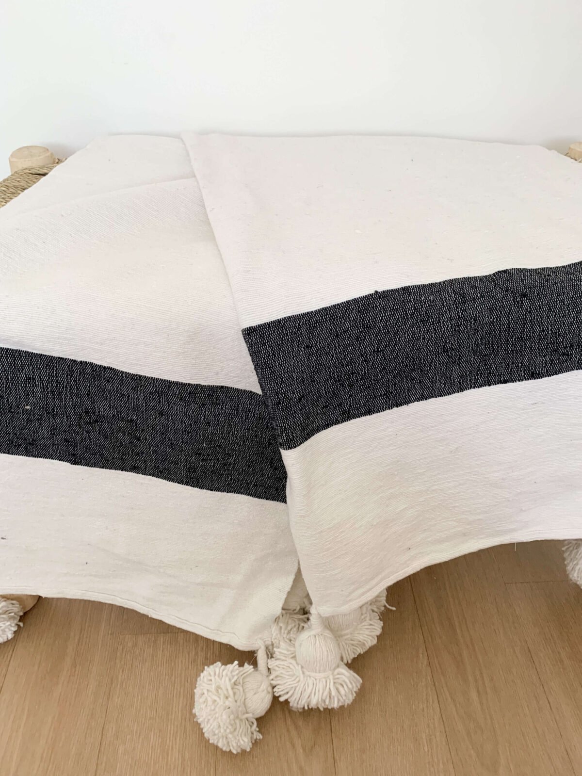 Plaid à pompons écru et bandes gris foncé