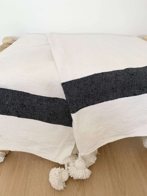 Plaid à pompons écru et bandes gris foncé