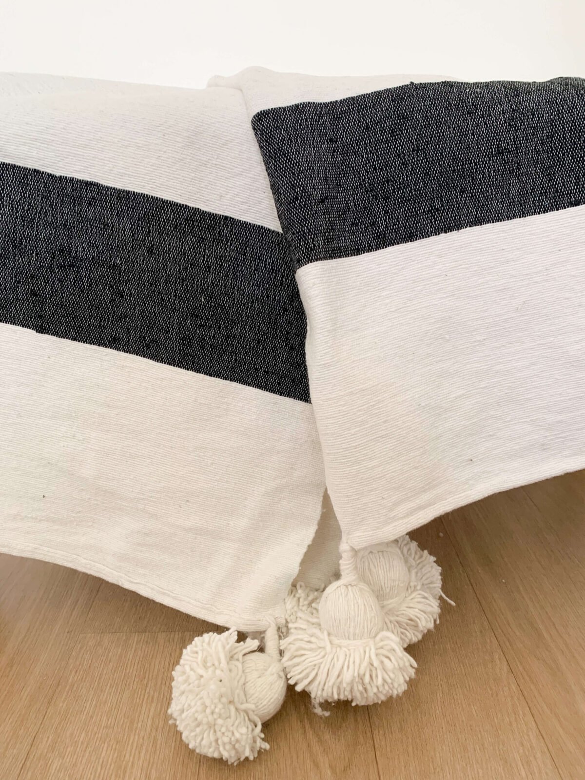 Plaid à pompons écru et bandes gris foncé