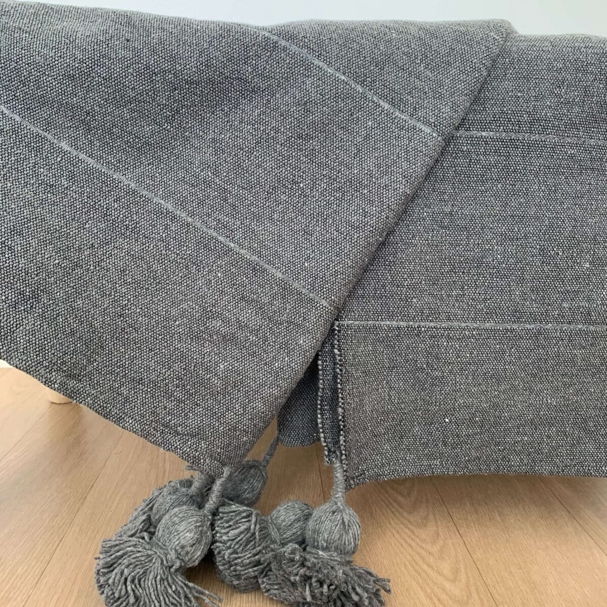 Plaid à Pompons Écru Rayé Gris Foncé | 180x300 cm