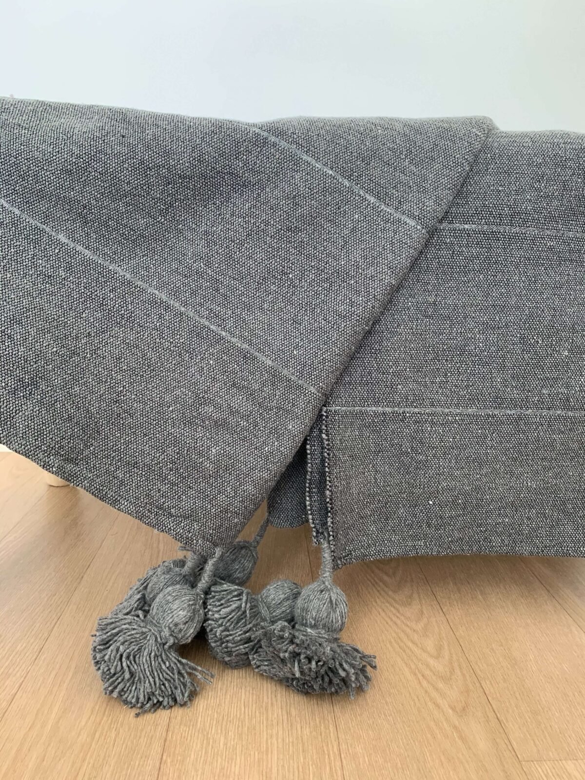 Plaid à Pompons Écru Rayé Gris Foncé | 180x300 cm