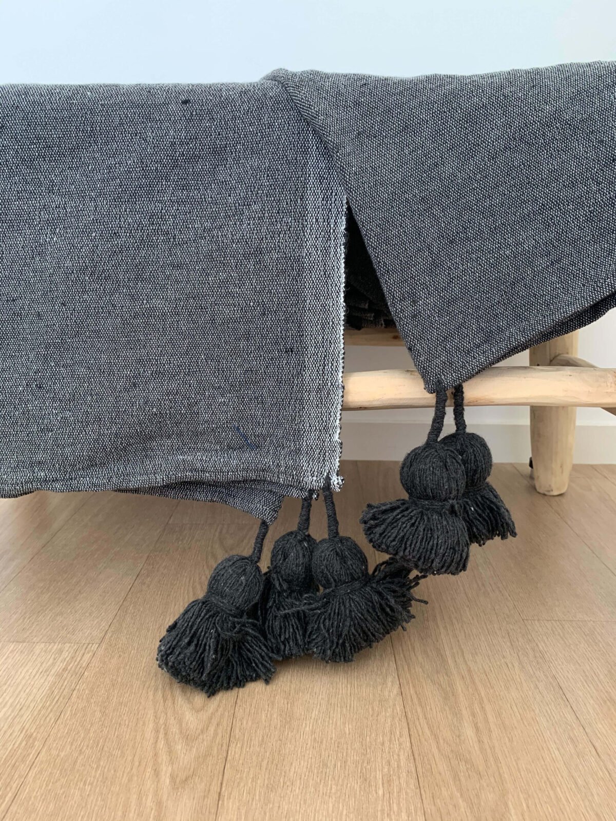 Plaid à pompons gris uni
