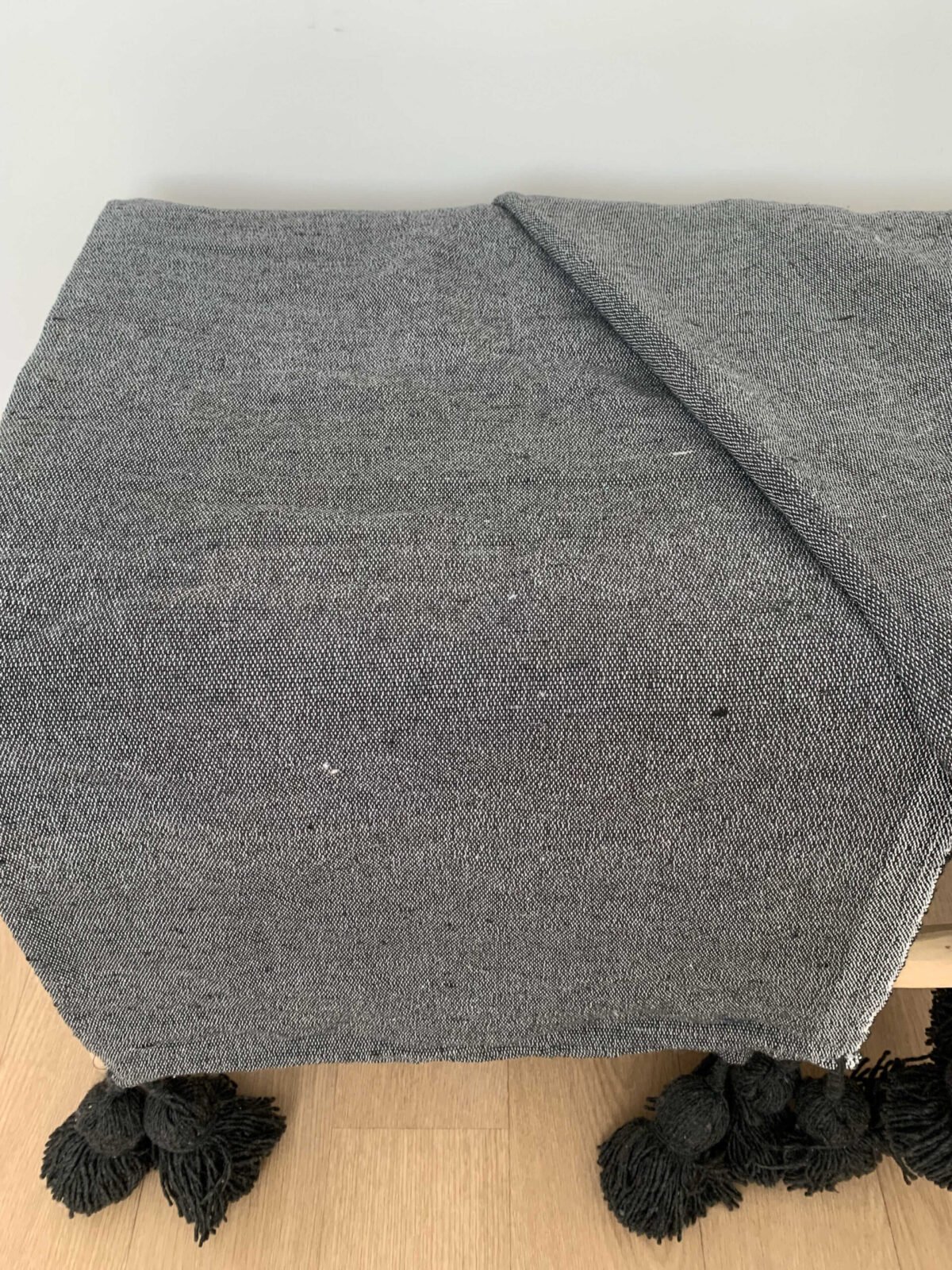 Plaid à pompons gris uni