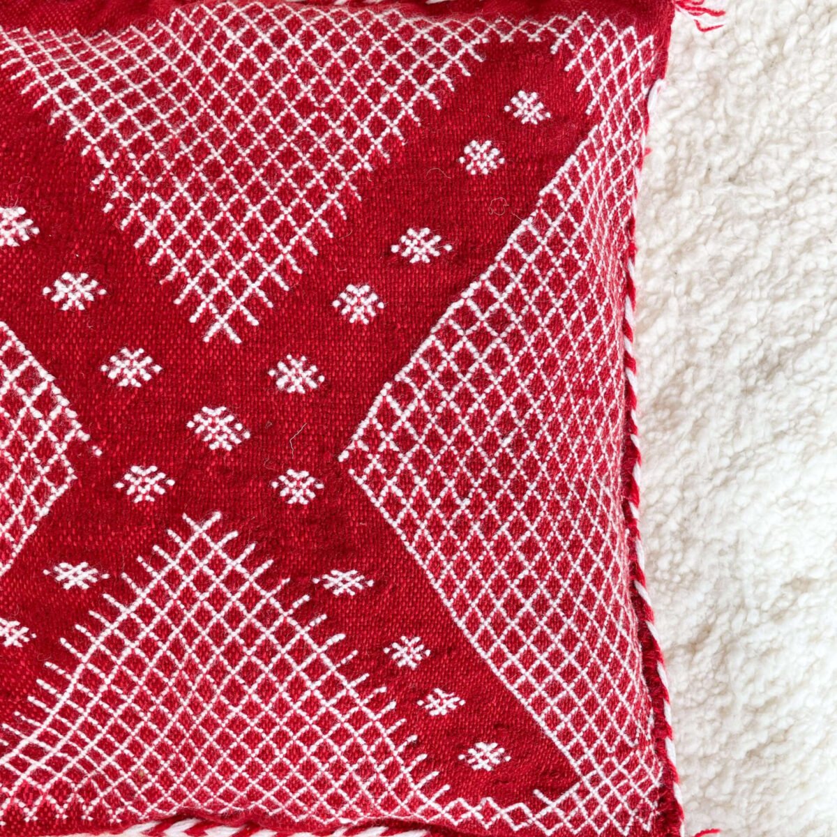 Coussin Berbère Rouge Croix et Pompons | 43x44 cm