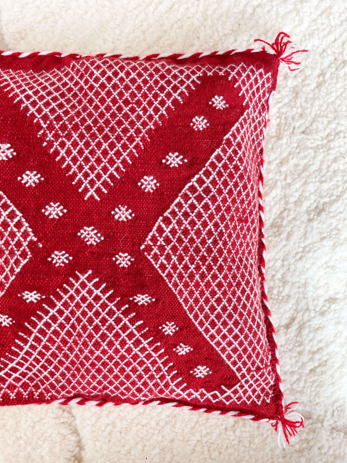Coussin Berbère Rouge Croix et Pompons | 43x44 cm