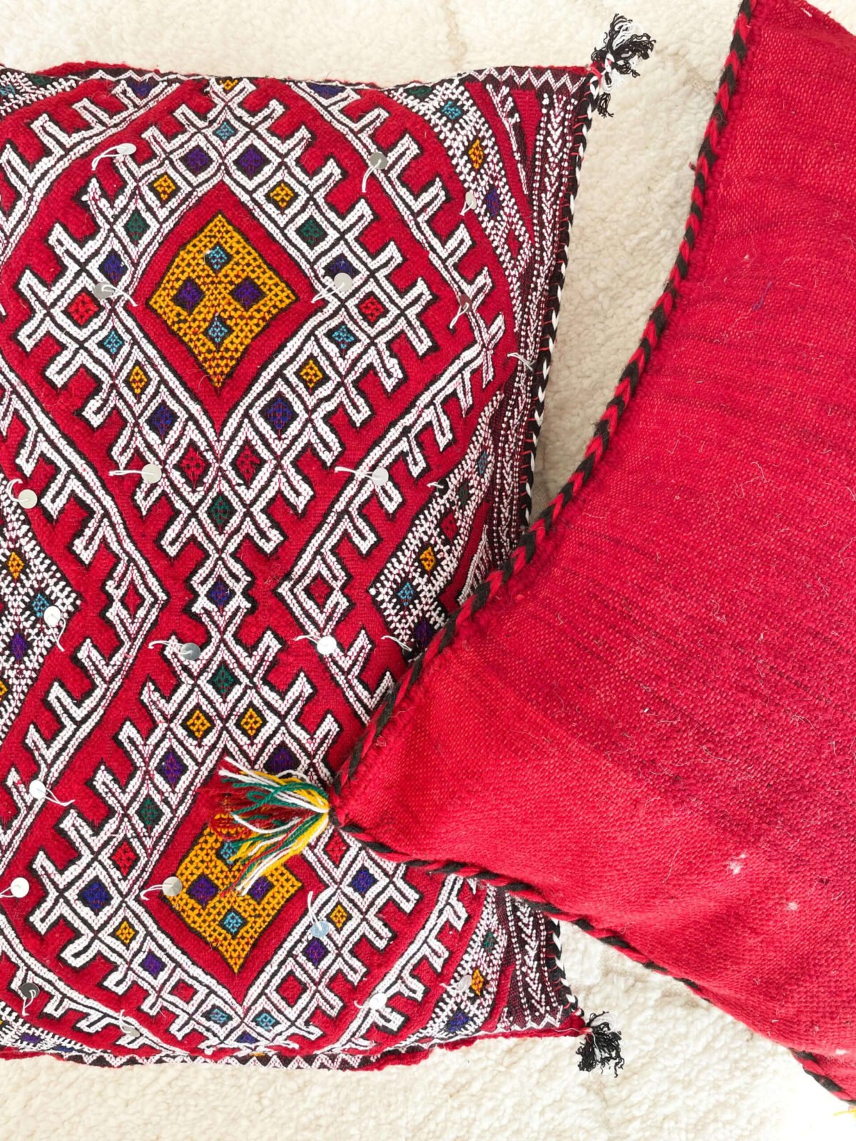 Grand Coussin Berbère Rouge Sequins et Pompons | 72x50 cm