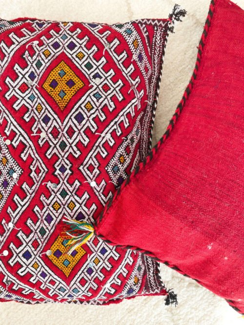 Grand Coussin Berbère Rouge Sequins et Pompons | 72x50 cm