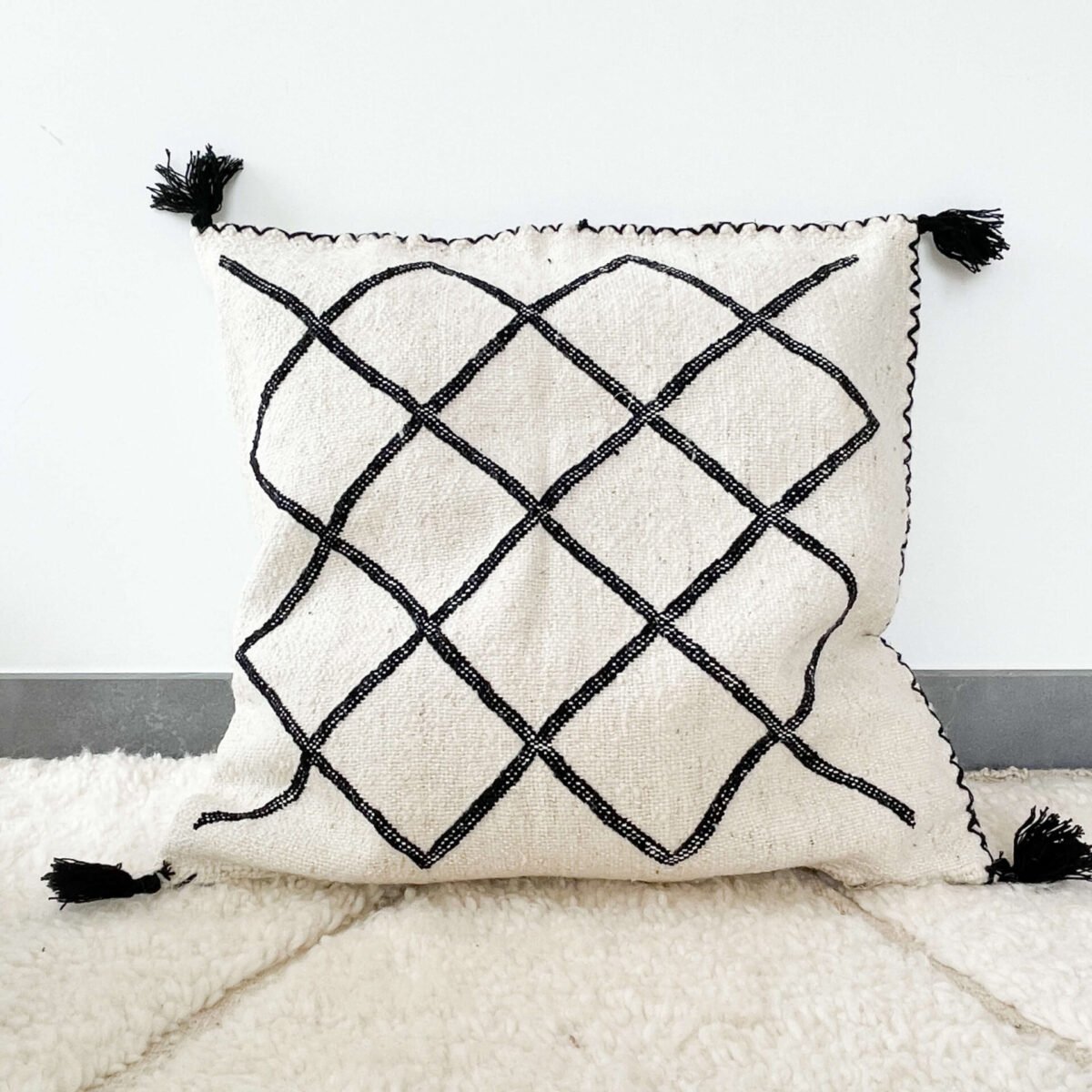 Coussin Berbère Noir et Blanc avec Pompons | 46x44 cm