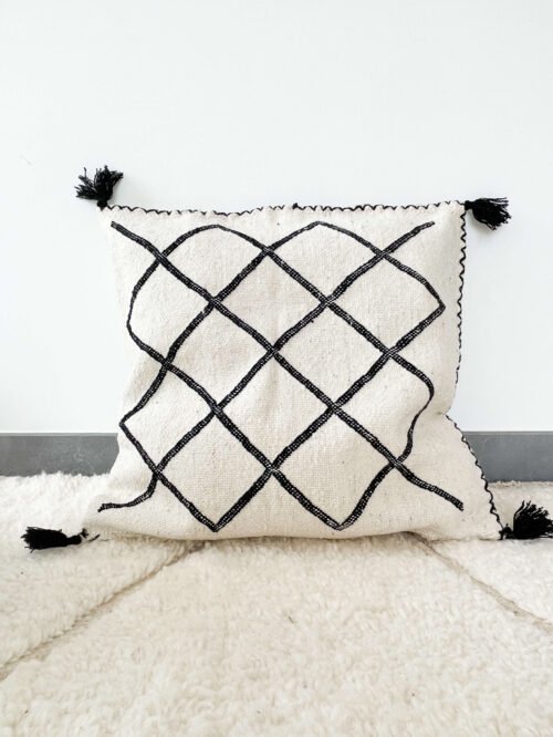 Coussin Berbère Noir et Blanc avec Pompons | 46x44 cm