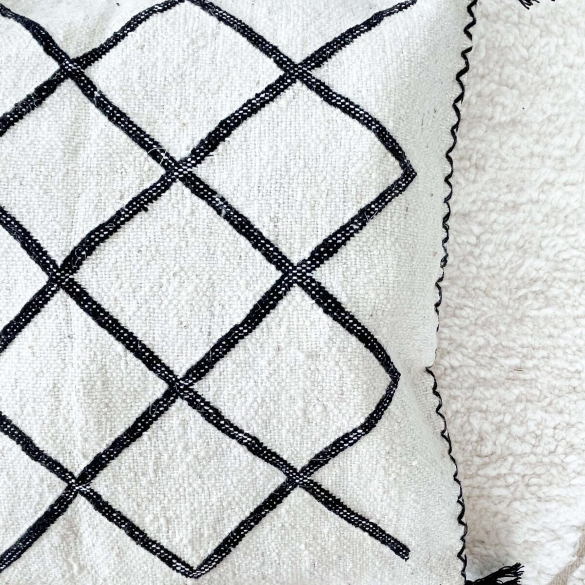 Coussin Berbère Noir et Blanc avec Pompons | 46x44 cm