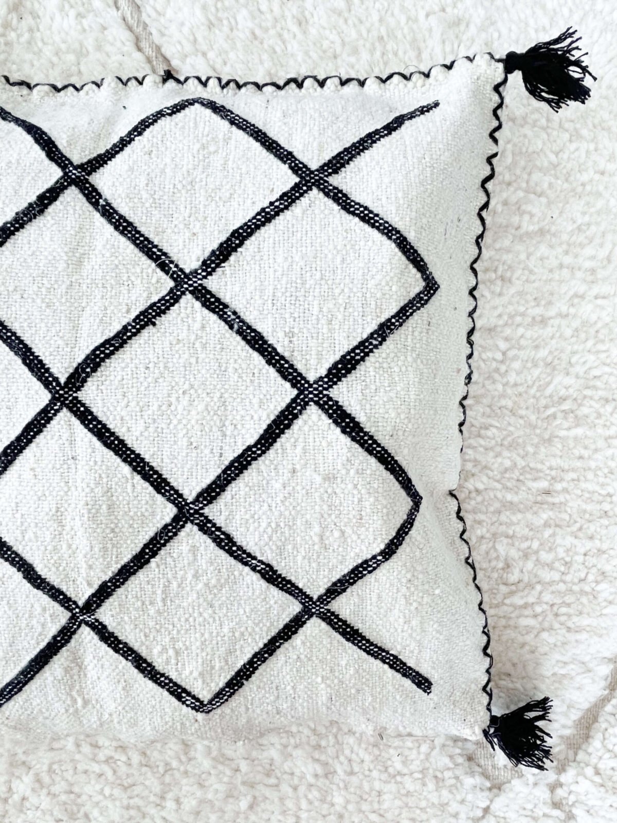 Coussin Berbère Noir et Blanc avec Pompons | 46x44 cm