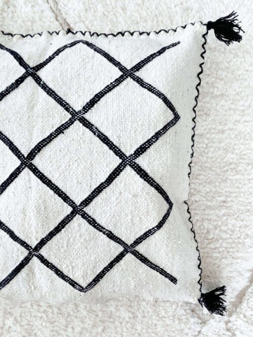 Coussin Berbère Noir et Blanc avec Pompons | 46x44 cm