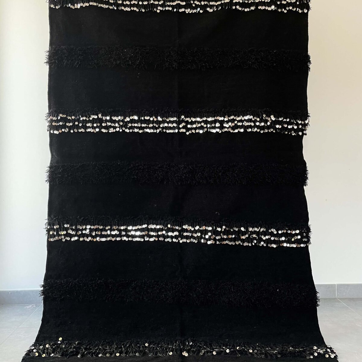 Enveloppez-vous d'élégance avec cette couverture berbère noire en laine et sequins. Une pièce unique
