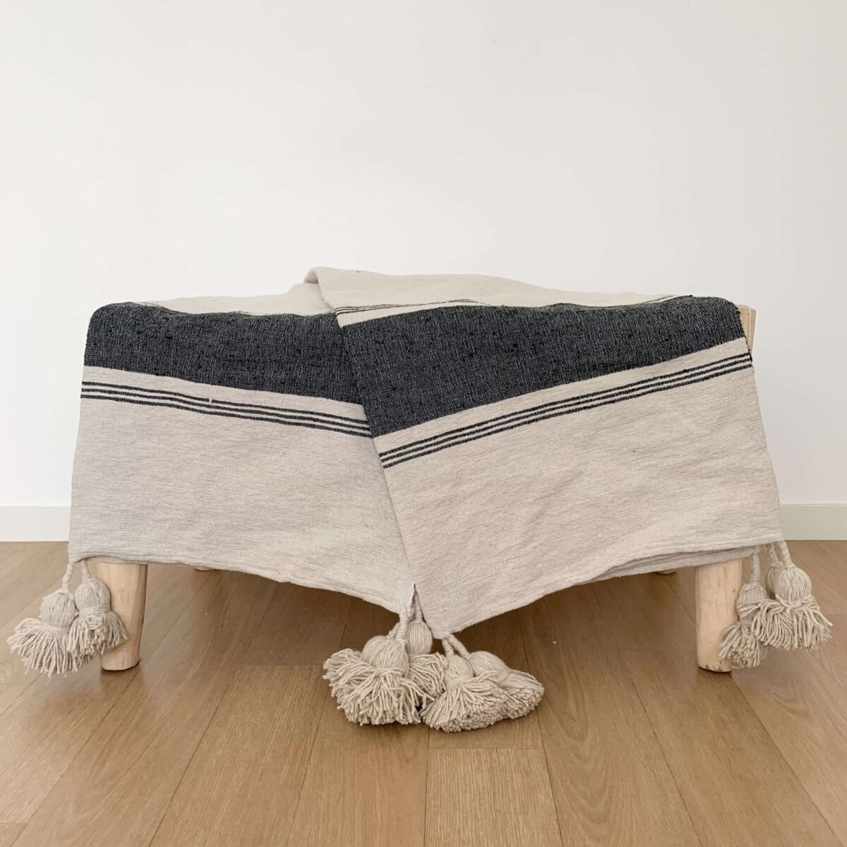 Plaid à pompons beige à rayures et bandes gris foncé