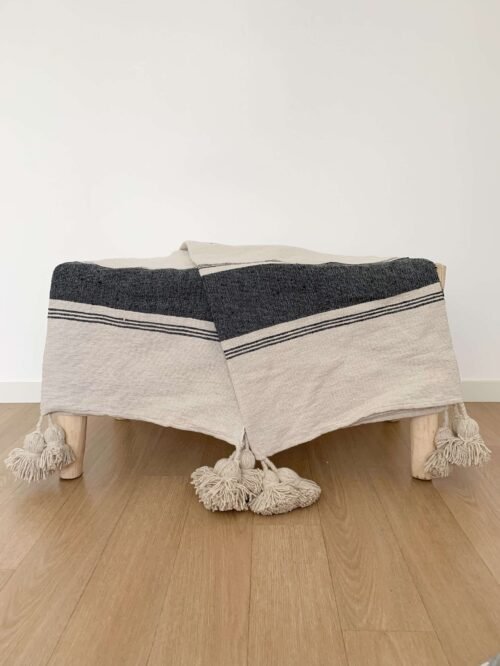 Plaid à pompons beige à rayures et bandes gris foncé