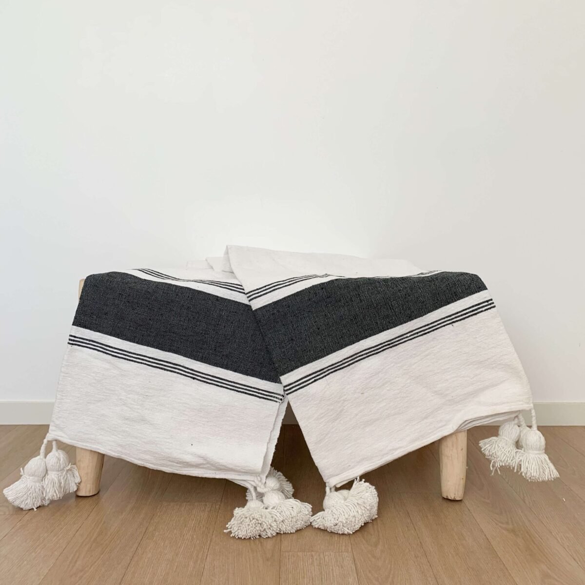 Plaid à pompons écru bandes et rayures gris foncé