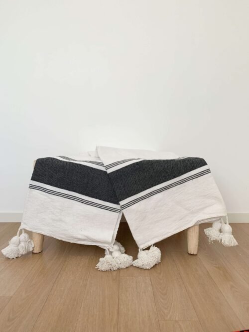 Plaid à pompons écru bandes et rayures gris foncé